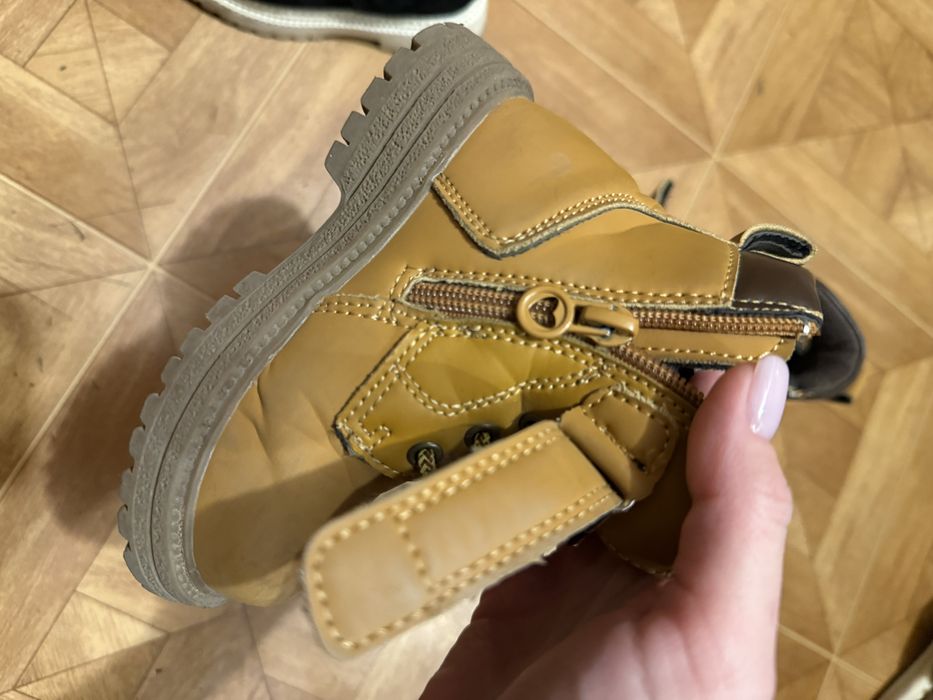 Продам детские ботинки