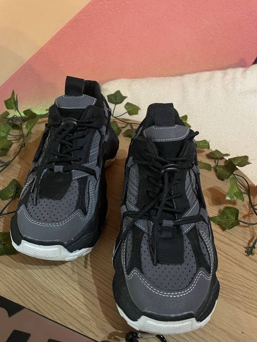 Adidași cu platformă