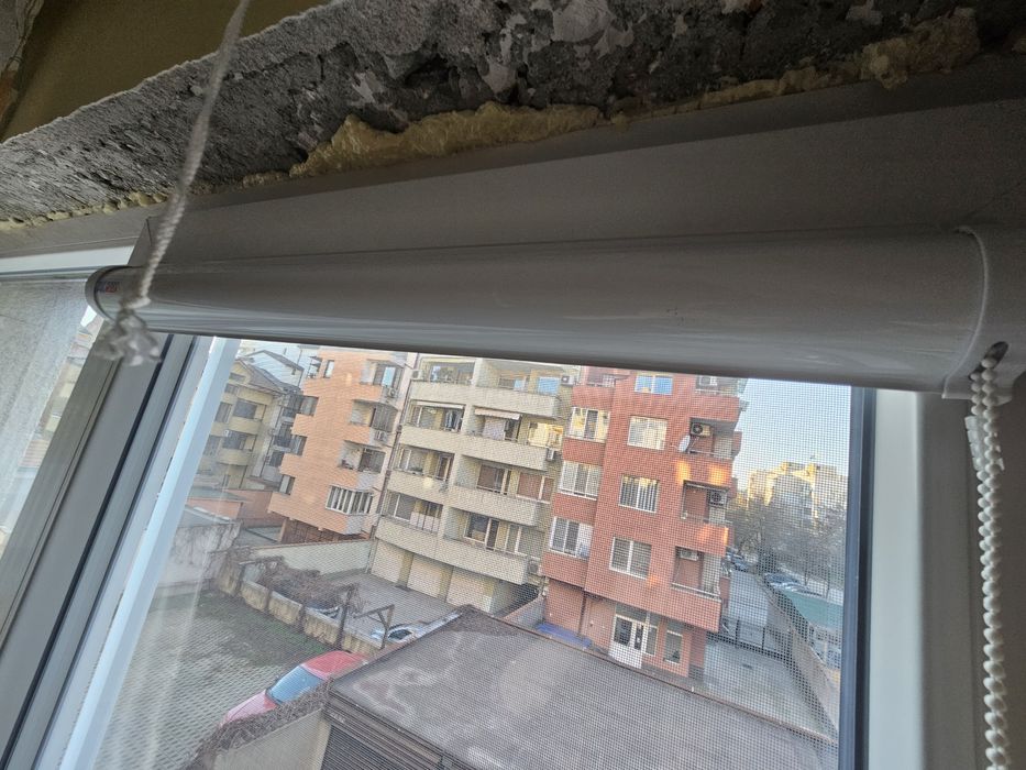 Щори ден и нощ. Ширина 53см. Дължина 158см.
Цвят - преливащо сиво.