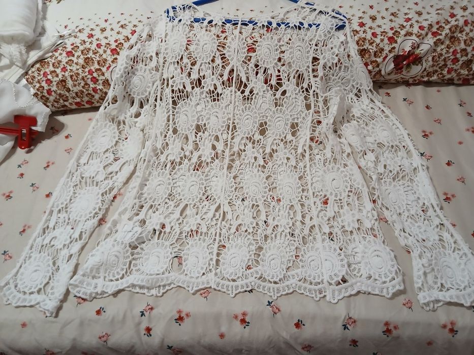 Bluză din dantelă albă