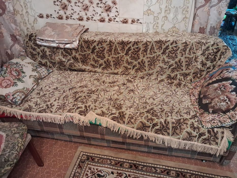 Диван с двумя креслами