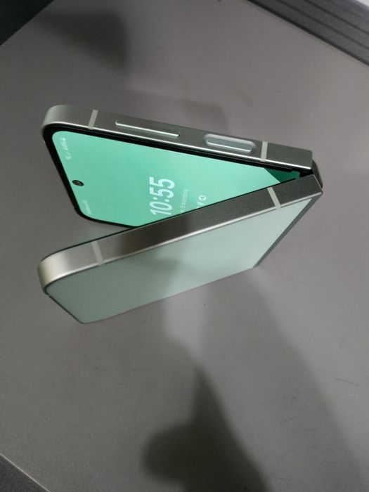 Samsung Z Flip 6 IMPECABIL ca NOU  12Gb-Ram 256Gb memorie