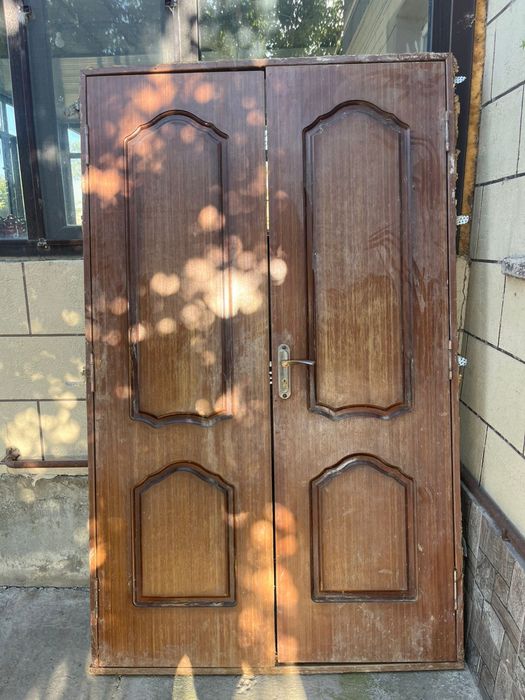 Деревянная дверь