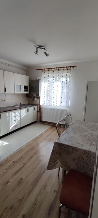 Inchiriez apartament