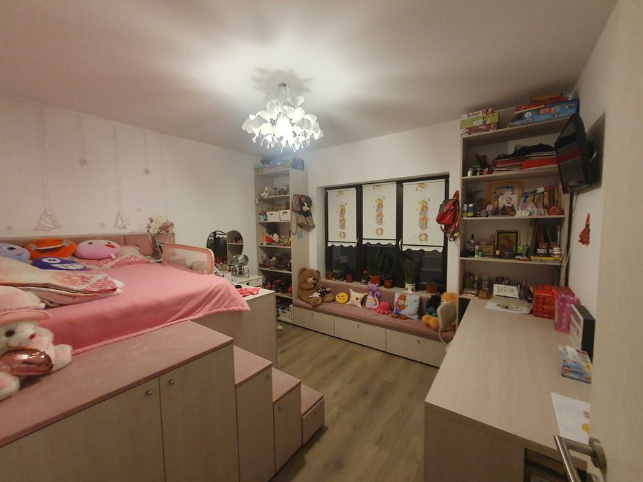 Mobila dormitor formata din pat inaltat cu camera secreta, spatii dulap haine si 2x rafturi perete inalte