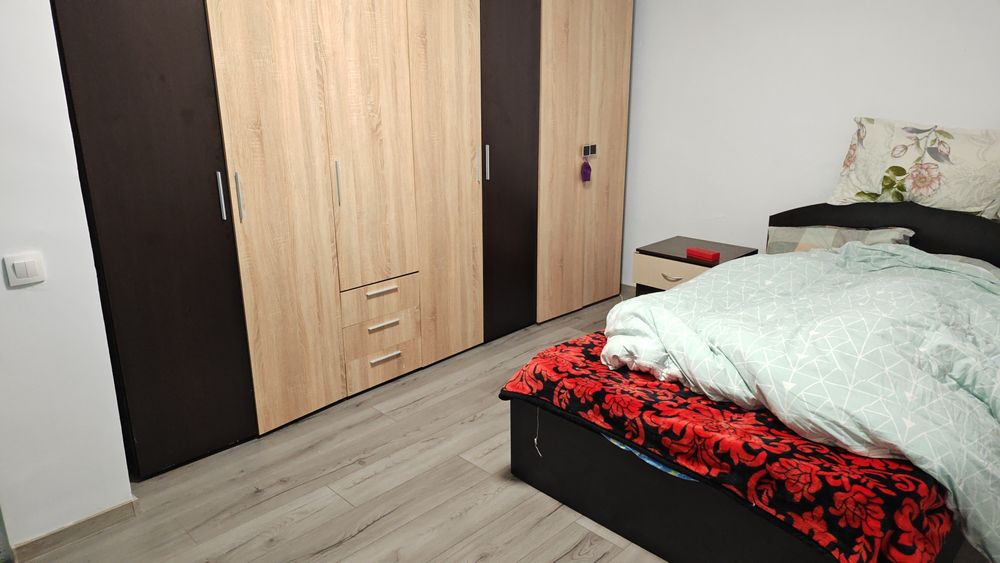 Pat de mijloc dimensiuni 125*200 + 2 noptiere + șifonier