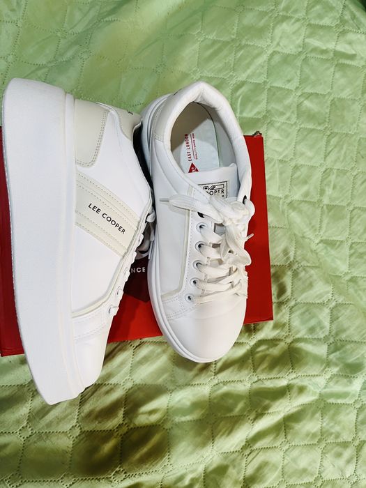 Нови сникърси обувани веднъж 40 номер Lee Cooper
