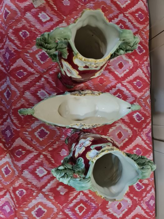 Vând set compus din 3bucati 2vaze 1Jardinieramajolică, art nouveau,