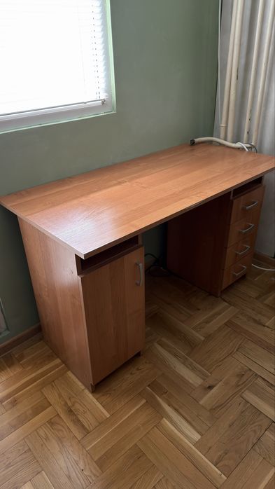 Продава се офис бюро