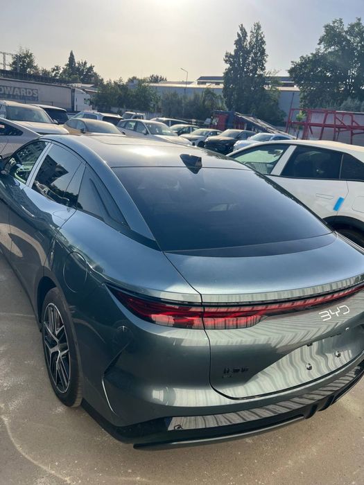 BYD HAN L 2025 yil 1000 ta ot kuchi 2.7 sekund 100 ga