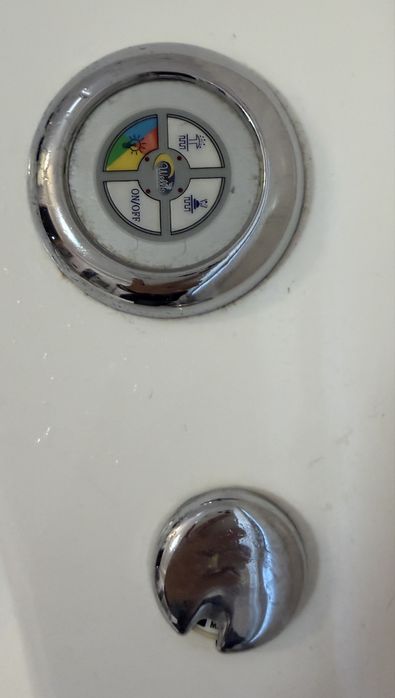 Cadă de colț LED cu hidromasaj Wellis 155 x 155 cm