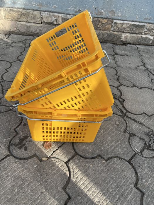 Пластмассовый ящики с железными ручками. Размеры 70-45/32 см