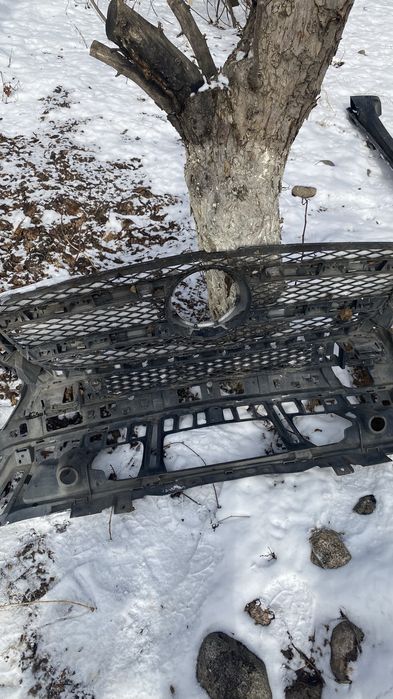 Продам переднию решетку радиатора