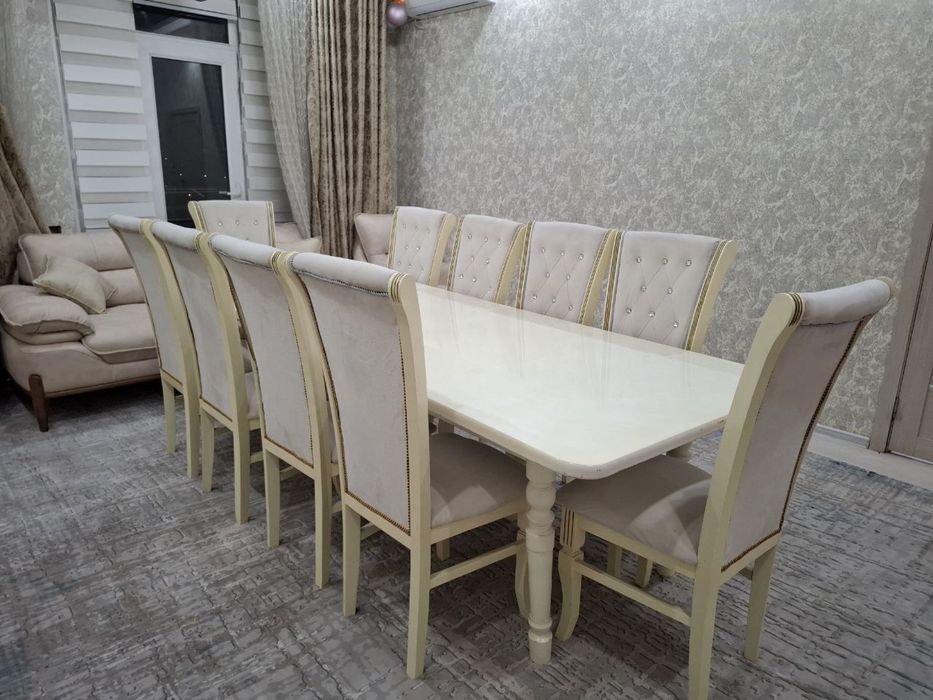 Стол со стульями для гостиной