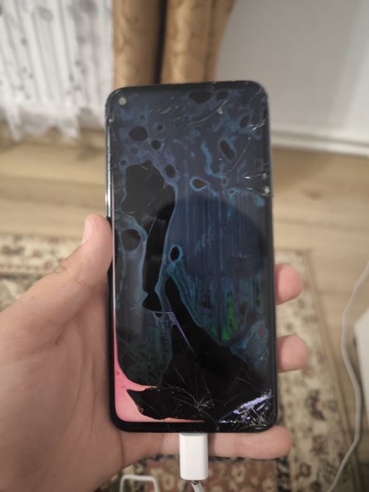 Se vând trei telefoane pentru piese