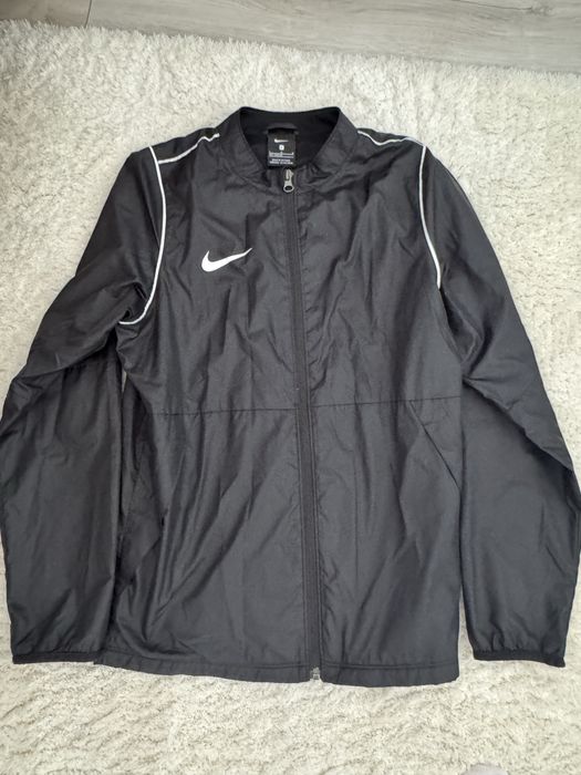 Продам ветровку оригинал  147/158 рост ,  5000 тенге