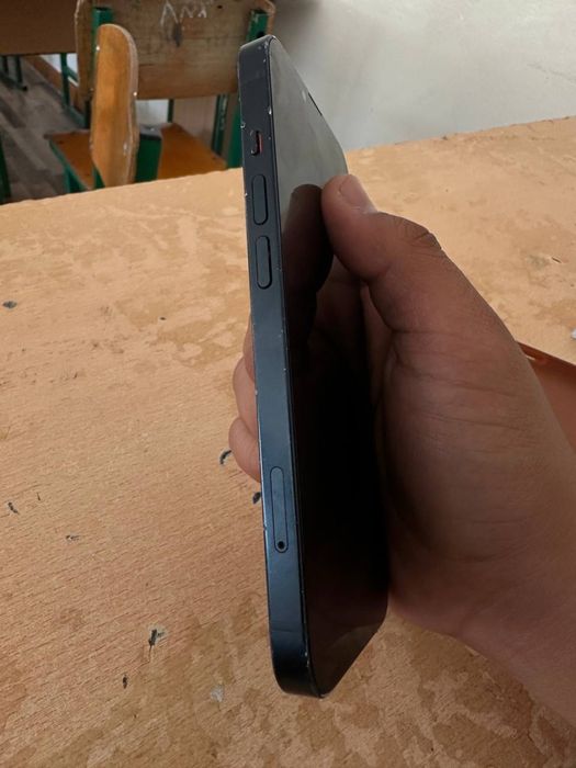 iPhone 14 в среднем состоянии