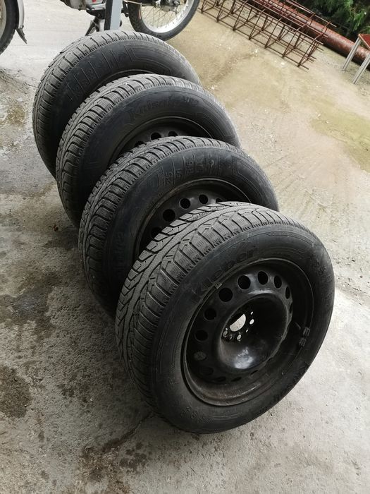 Зимни гуми 215 60 16 железни джанти 5×98