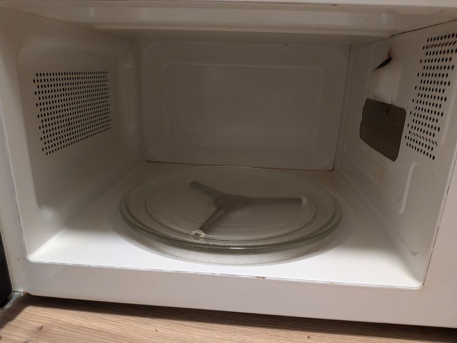 Cuptor cu microunde Sharp R270W, 20L – pentru piese sau reparație