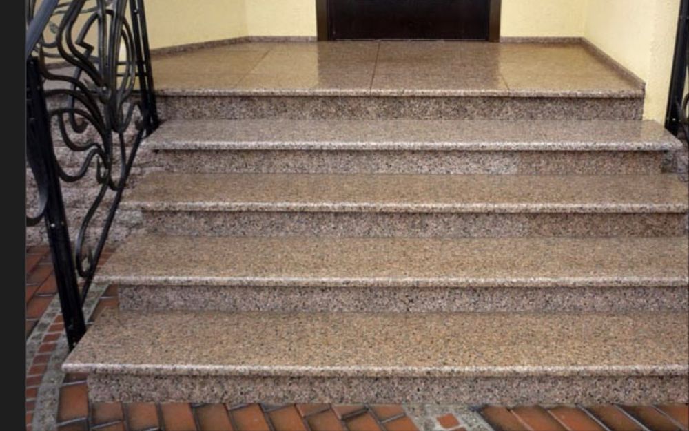 Гранит и ступени