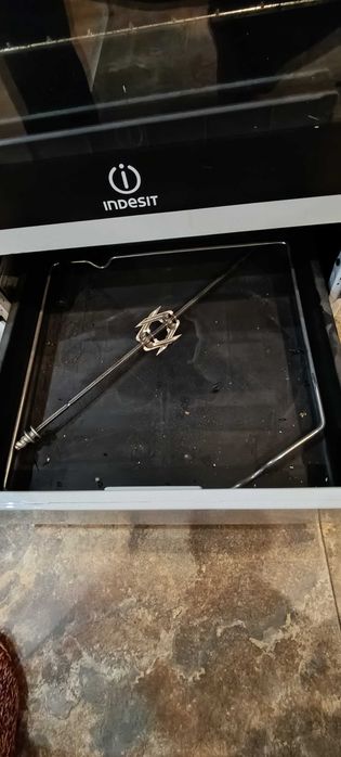 Готварска печка Indesit I5E52E(W) – вентилатор, грил, таймер, отлична.