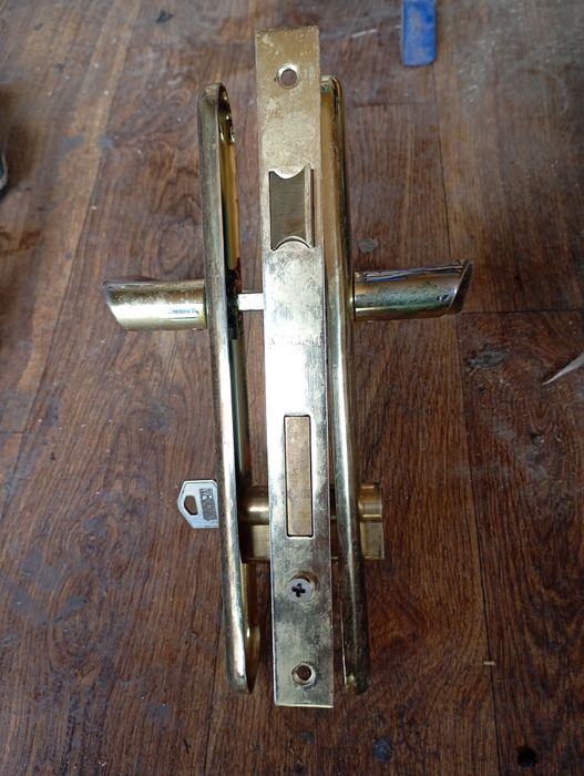 Продам замок на входную дверь