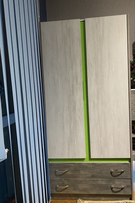 Гардероб със свежа зелена ивица