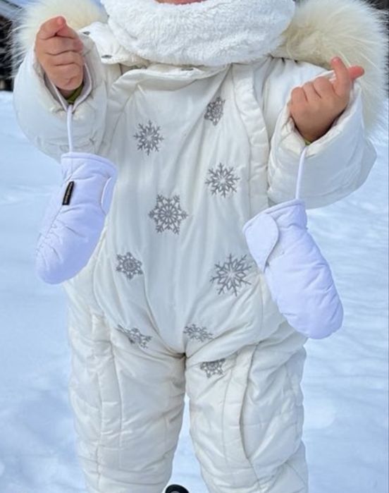 Детски космонавт с гъши пух и бяла лисица