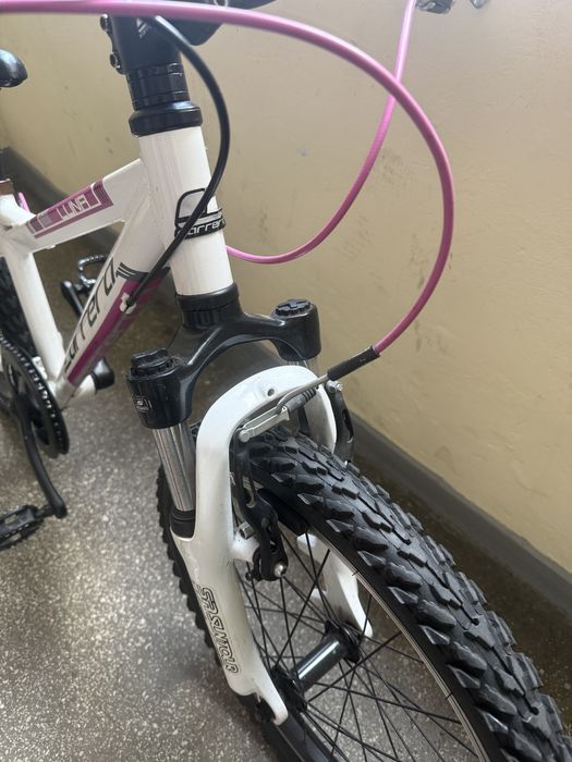 Bicicletă Fete Carrera Luna – Cadru Aluminiu, Schimbător Shimano, Furcă cu Suspensie