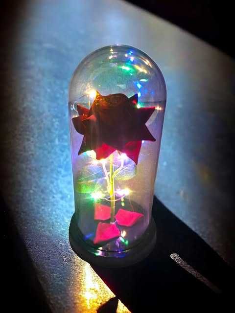 Красива осветена роза в стъкленица с красива подаръчна кутия