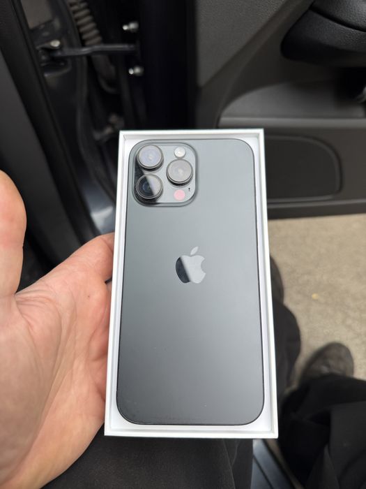 Продавам iPhone 16 pro max с 256GB