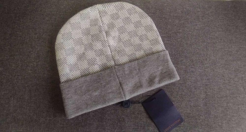 Това шапка Louis vuitton сива.Цена - 22.99евро.