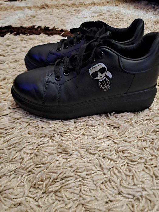 Черни спортни обувки