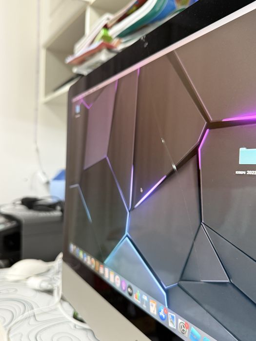 imac 21.5 с трещиной, фул кп(мышка, клавиатура)