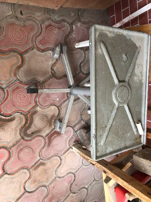 Столик под телевизор, вращающийся, на роликах.