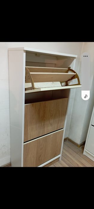 Обувница, галошница.