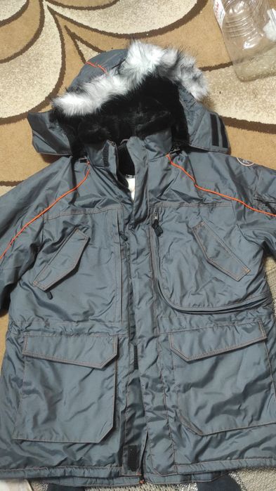 Продам куртку зимниию