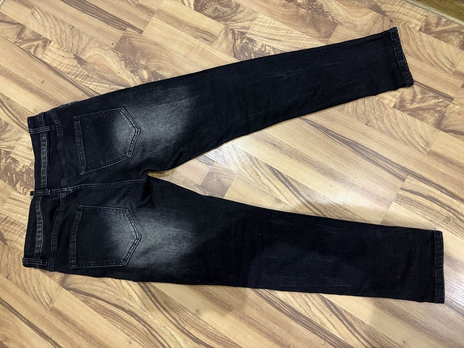 Черни дънки.