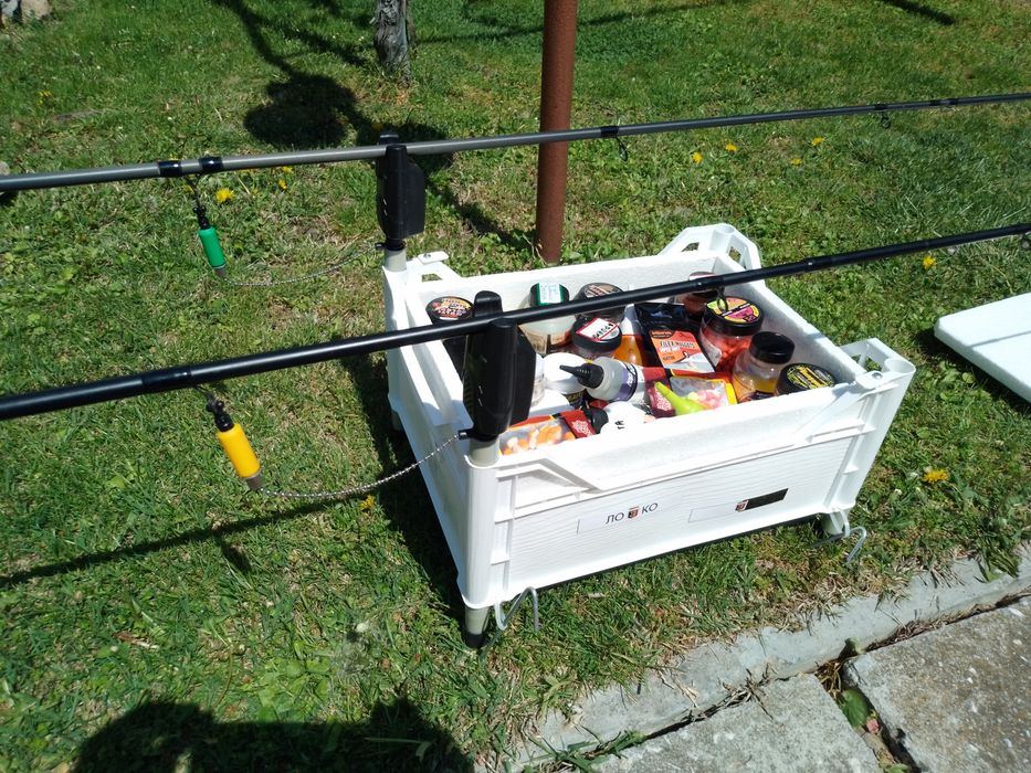 Стойка за фидери със кутий от стериопор за съхранение на захранки и монтажи.