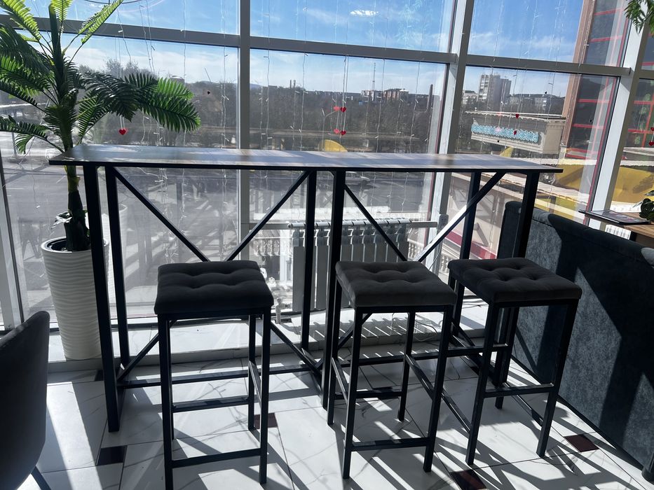 Продам барный стол со стульями