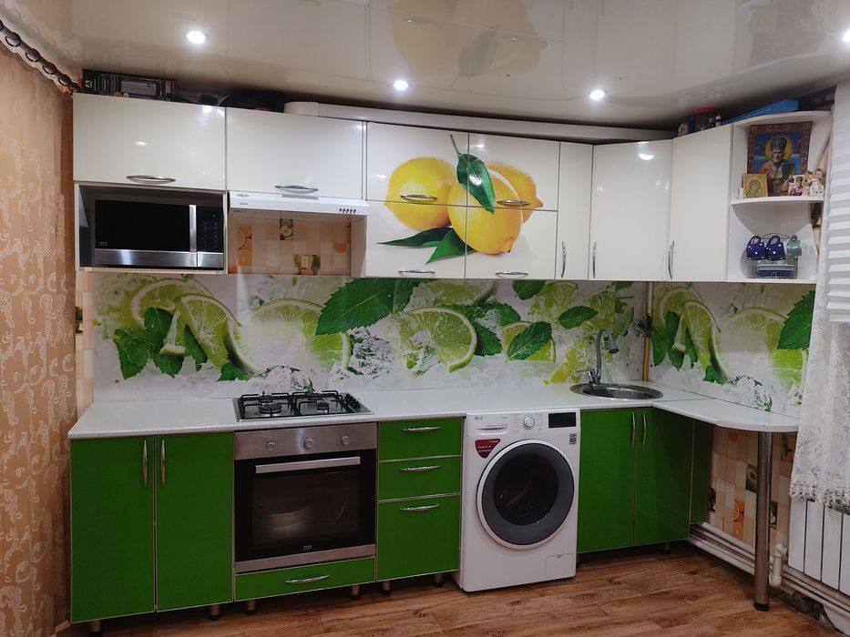 Продам кухонных гарнитур в хорошем состоянии,длина 3 метра ,