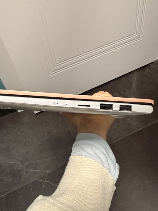 Laptop Asus VivoBook 14" i5 512 GB tastatura iluminata