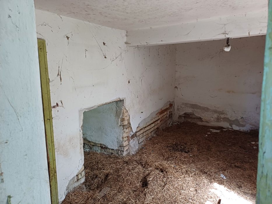 Продавасе къща и земя с двор и гараж