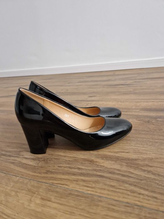 Pantofi negri lăcuiți