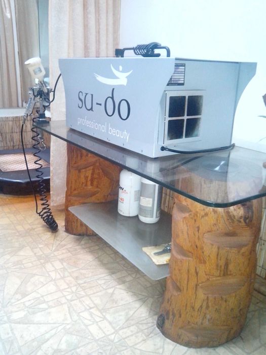 Арт маса от масивен дъб и стъкло