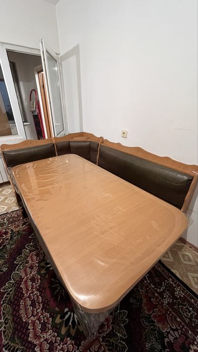 Кухонный уголок со столом и 2 табуретками