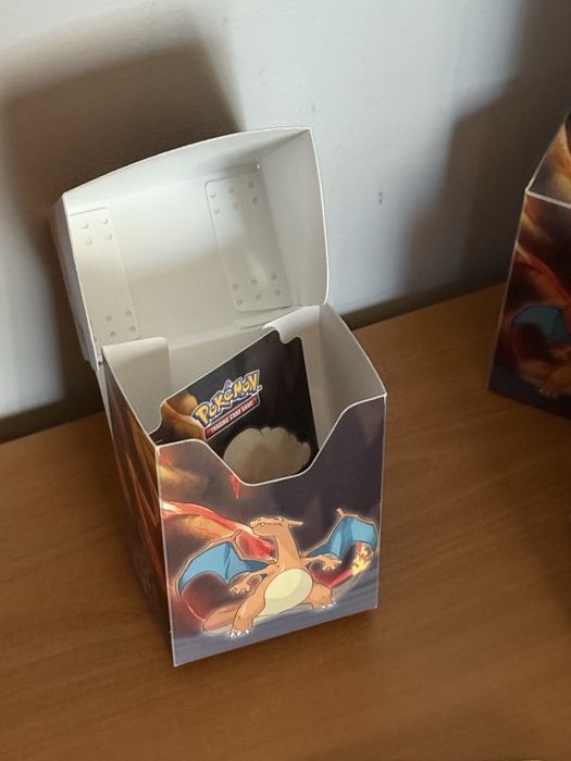 Кутиика с Pokemon карти 100 броя