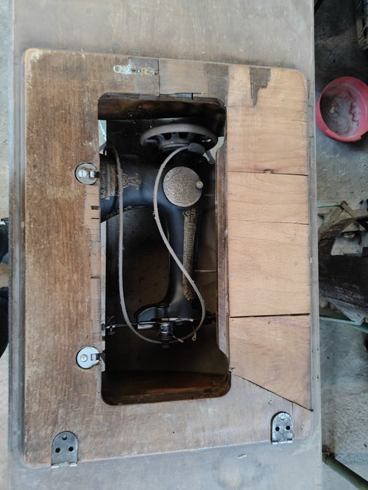 Продается антикварная старинная швейная машинка