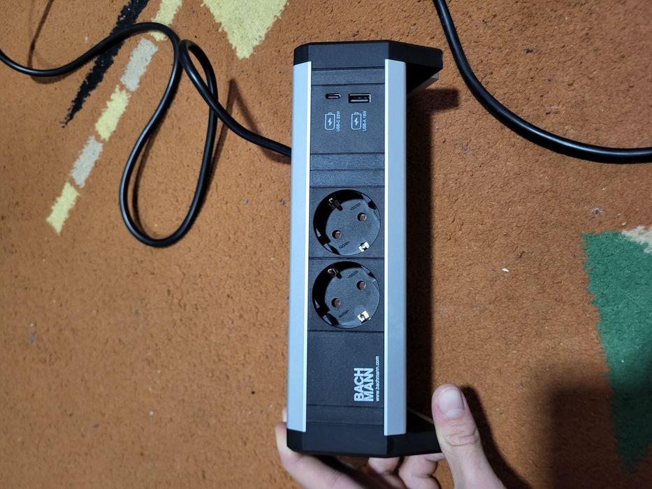 Priza cu încărcător de birou