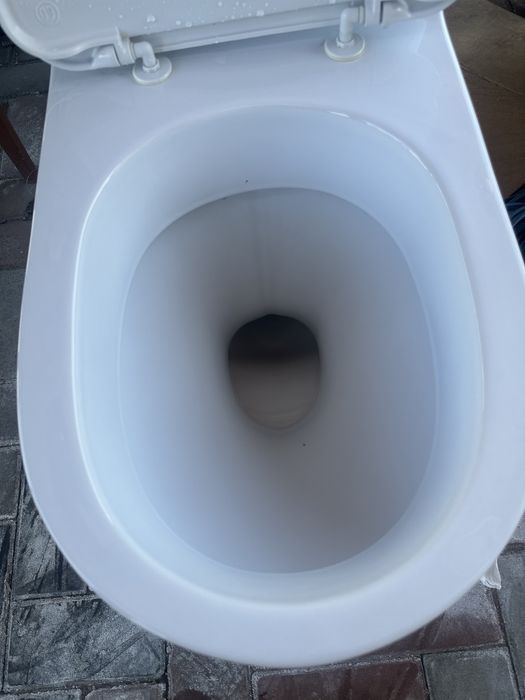 Продам унитаз не протикает без сколов.